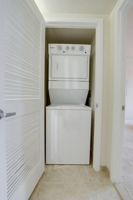 Upscale Comfort Next To Metro And Dining アーリントン エクステリア 写真